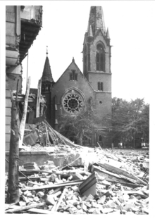 Trümmerhaufen Monopol und Fassade der Kirche